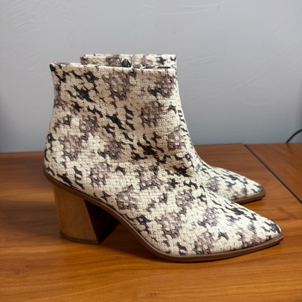 NWOT 1. State Kelte Pointed Toe Ankle Bootie Snake Skin Block Heel Side Zip 7.5